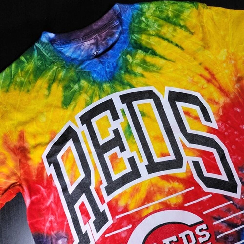 NWT STITCHES Cincinnati Reds Red Rainbow Tie Dye Short Sleeve Men's‎ Size S